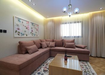 شقة بصالة أنيقة وتصميم مميز 
