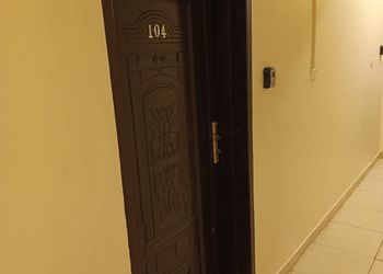 استديو بأثاث مريح وبسيط 