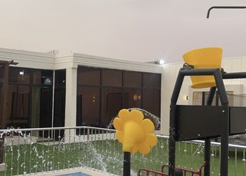 شاليه بجاكوزي ومسبح وألعاب مائية
