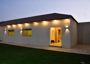 شاليه بمجلس ومسطح اخضر 
