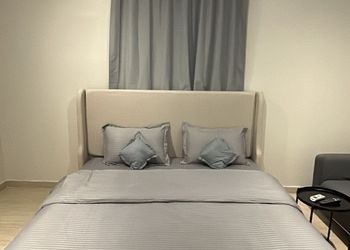 استديو بأثاث مريح وبسيط 