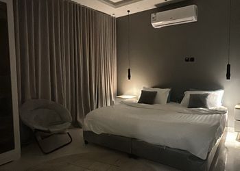 شقة بدخول ذاتي وتصميم هادئ