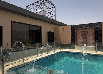 شاليه بمجلس وفناء خارجي 