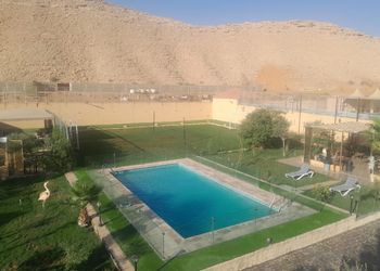 استراحة بمسبح وملعب كورة قدم 
