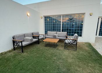 شالية بمجلس مطل على الفناء الخارجي 