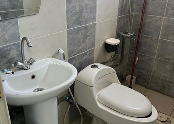 غرفة بأثاث مريح و بسيط 