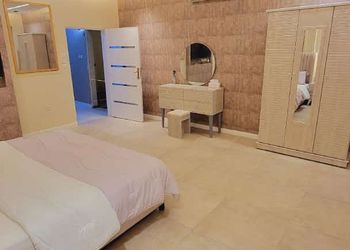 شاليه بمسطح اخضر ومسبح 