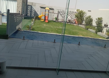 شاليه بألعاب أطفال ومسبح داخلي