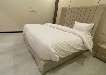 استديو بأثاث مريح وبسيط 