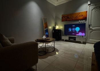استديو بسرير ماستر وجلسة 