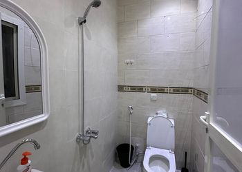 استديو بأثاث مريح وبسيط 