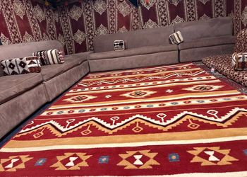 مخيم بجلسة خارجية وألعاب أطفال 