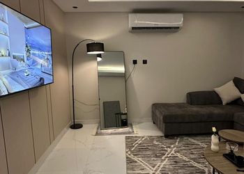 شقة بغرفة معيشة وغرفة نوم 