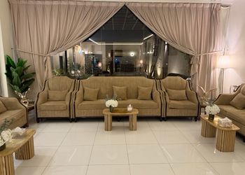 شاليه بمسطح اخضر وجلسة خارجية 
