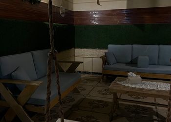 شاليه بجلسة خارجية ومسطح اخضر