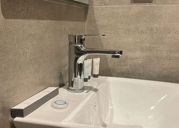 استديو بأثاث مريح وبسيط 