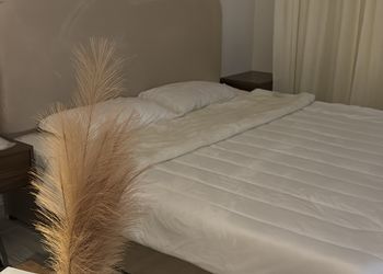 استديو بسرير ماستر وجلسة 