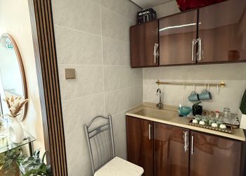 استديو بأثاث مريح وبسيط 