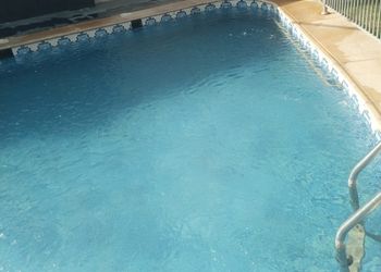 شاليه بمسطح اخضر وجلسة خارجية 