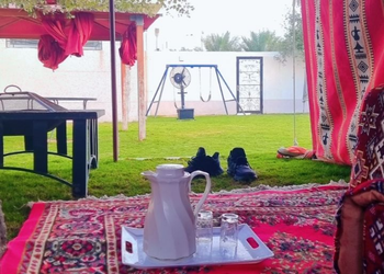استراحة بجلسات خارجية ومسبح 