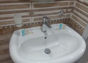 استديو بسرير ماستر وأثاث مريح 