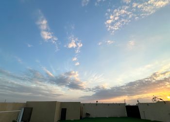 استراحة بمجلس وفناء خارجي 