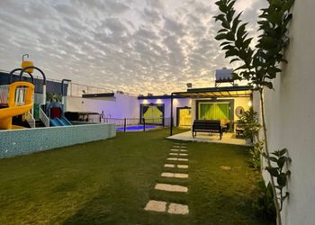 شاليه بمسطح اخضر و مسبح
