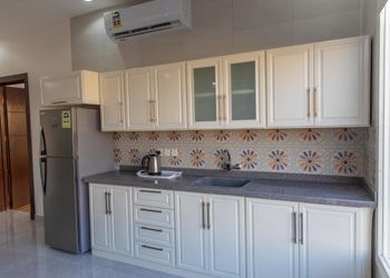 شاليه بمسطح اخضر ومسبح