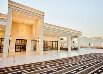 شاليه بآلعاب خارجية ومسبح خارجي