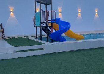 شاليه بألعاب مائية وجلسة خارجية