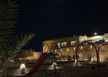 مزرعة بجلسة خارجية واسطبل خيل