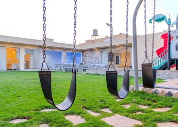 شاليه بملعب كرة طائرة ومسبح
