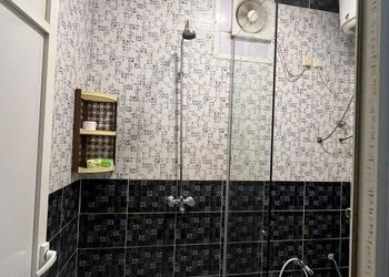 غرفة بأثاث مريح وبسيط