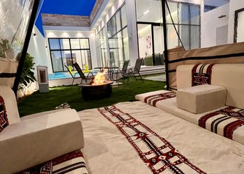 شاليه بجلسة تطل على مسبح خارجي 