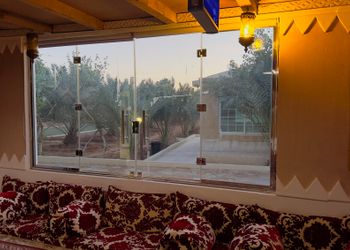 مزرعة بمناظر خلابة وجلسة خارجية 