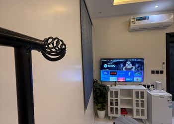 استديو بسرير مفرد وأثاث مريح 