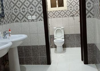 شاليه بمسطح اخضر وجلسة خارجية