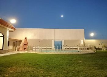 استراحة بمسطح اخضر وجلسه خارجيه