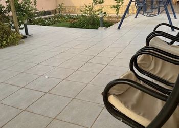 شاليه بجلسة تطل على مسبح خارجي 