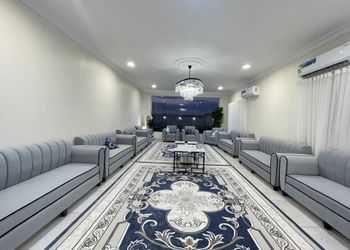شاليه بمسطح اخضر وجلسة خارجية 