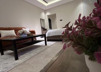استديو بأثاث مريح وبسيط 