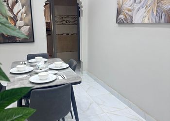 شقة بغرفة جلوس وغرفتين نوم 