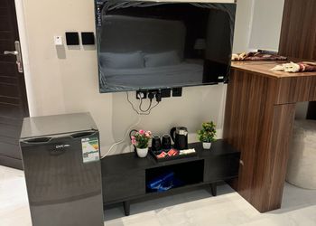 استديو بأثاث مريح وبسيط 