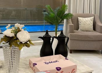 شاليه بجلسة تطل على مسبح خارجي 