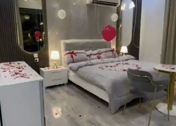 شاليه بمسطح اخضر وجلسة خارجية 