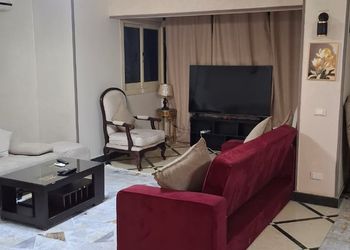 شقة بصالة وثلاث غرف نوم