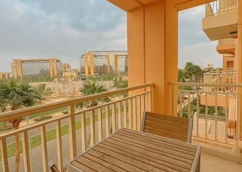 شقة بغرفتين نوم وغرفة جلوس 
