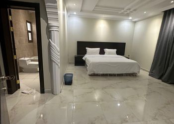 شقة بثلاث غرف نوم وصالة 
