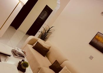 شقة بصالة مريحة وثلاث غرف نوم 