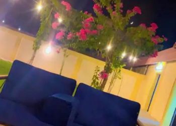 استراحة بمسطح اخضر وجلسه خارجيه